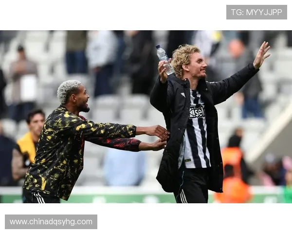 沃尔特马德的朋友搬到纽卡与他同住，两人单身生活展开新篇章