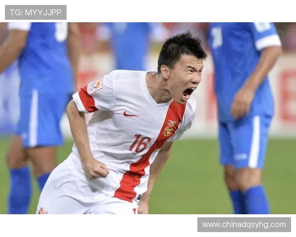 重庆球迷致敬张外龙主帅 看台上打出你好 龙哥TIFO表达深情敬意