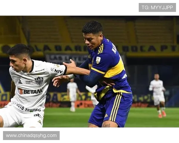 罗霍在解放者杯比赛中肘击队友致其右眼肿胀鼻血直流情况严重