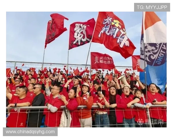 苏超南通队凯旋归来 三千球迷热烈欢迎城市英雄
